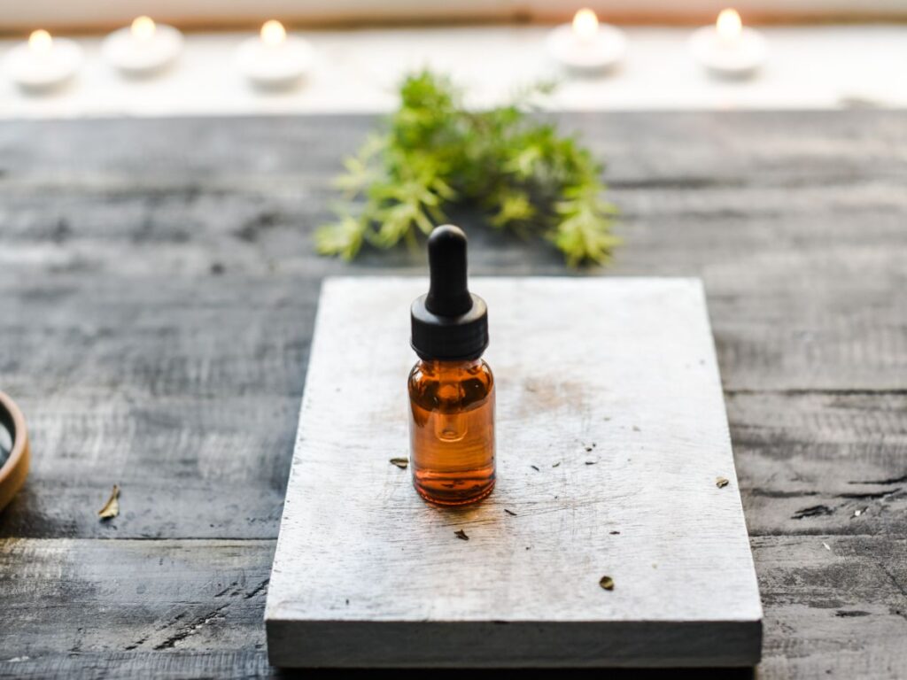 Blogový článek Gabriely Olšanské - novinky z výzkumu v oblasti aromaterapie - éterický olej ve skleněné lahvičce
