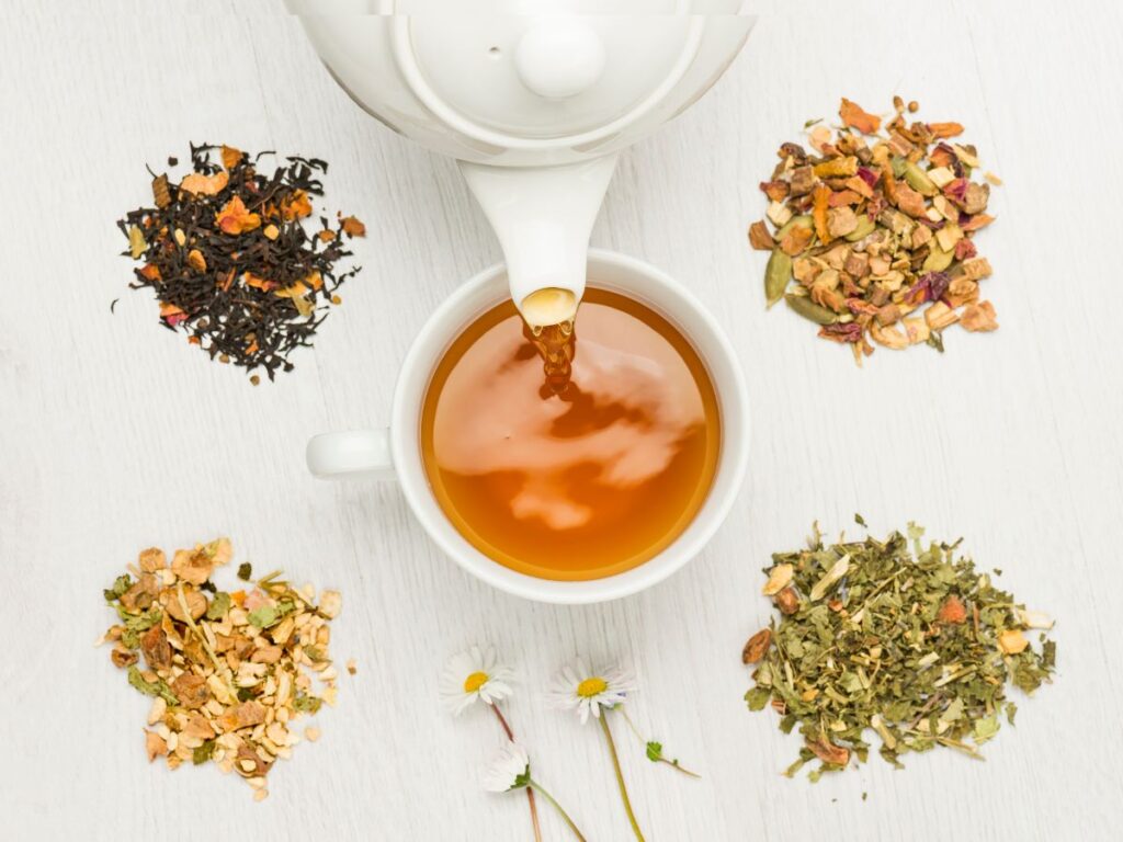 Sypané čaje a konvice s čajem pro blogový článek Gabriely Olšanské s názvem Než začnete vyrábět čaje na prodej