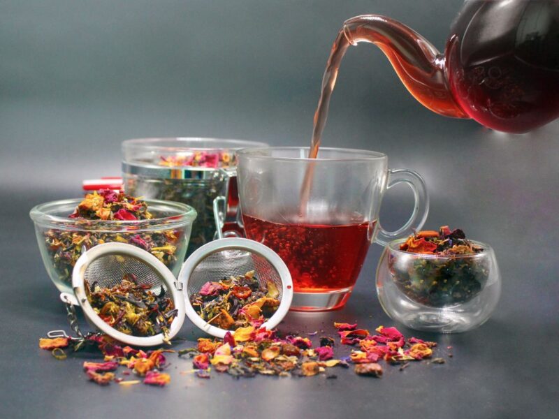 Nalévání sypaného čaje ze skleněné konvičky do hrnku pro blogový článek Gabriely Olšanské s názvem Než začnete vyrábět čaje na prodej
