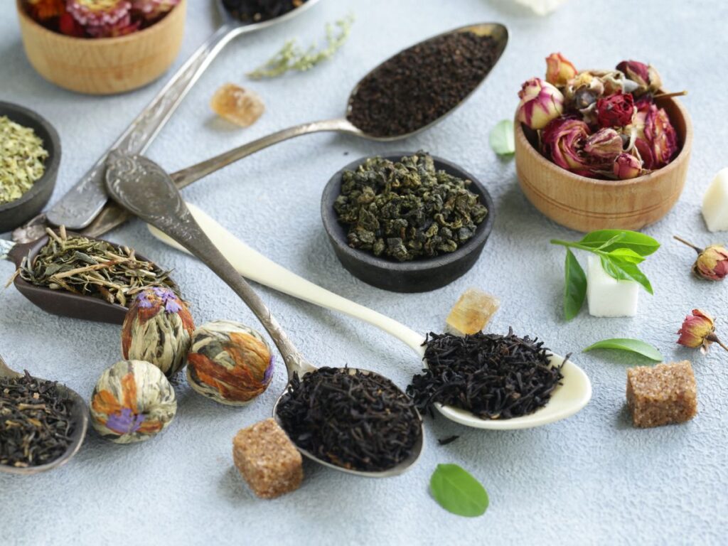 Sypané čaje na lžících pro blogový článek Gabriely Olšanské s názvem Než začnete vyrábět čaje na prodej
