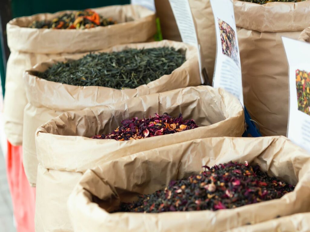 Sypané čaje v papírových pytlích pro blogový článek Gabriely Olšanské s názvem Než začnete vyrábět čaje na prodej