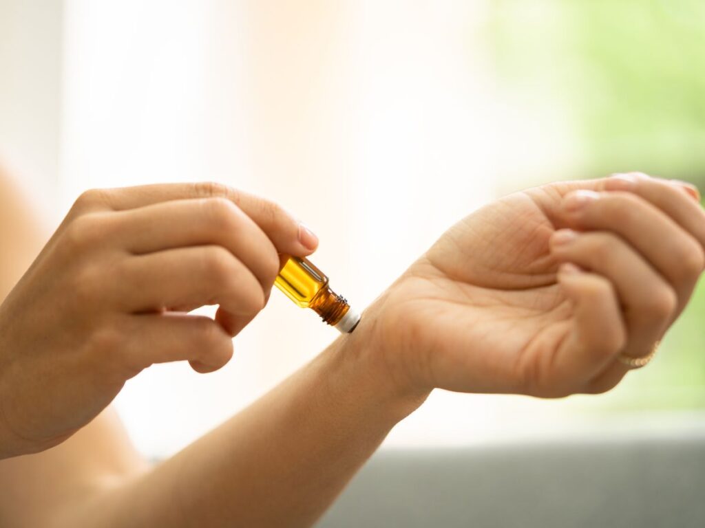 Blogový článek Gabriely Olšanské - novinky z výzkumu v oblasti aromaterapie - aplikace aromaolejíčku na zápěstí ruky